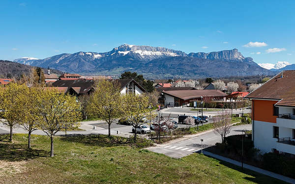Vue sur les montagnes depuis Metz-Tessy