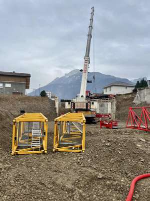 Installation de la grue sur le chantier du programme Equilibre à Saint-Pierre-en-Faucigny