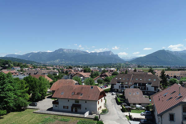Village d'Epagny en Haute-Savoie, belle vue sur les montagnes